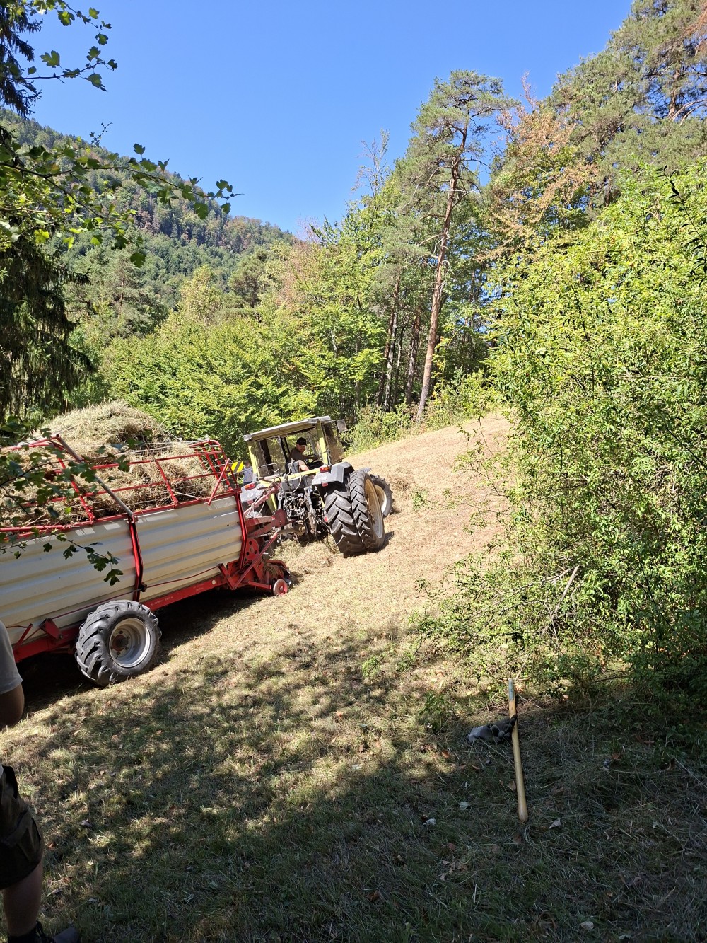 Traktor am steilen Hang